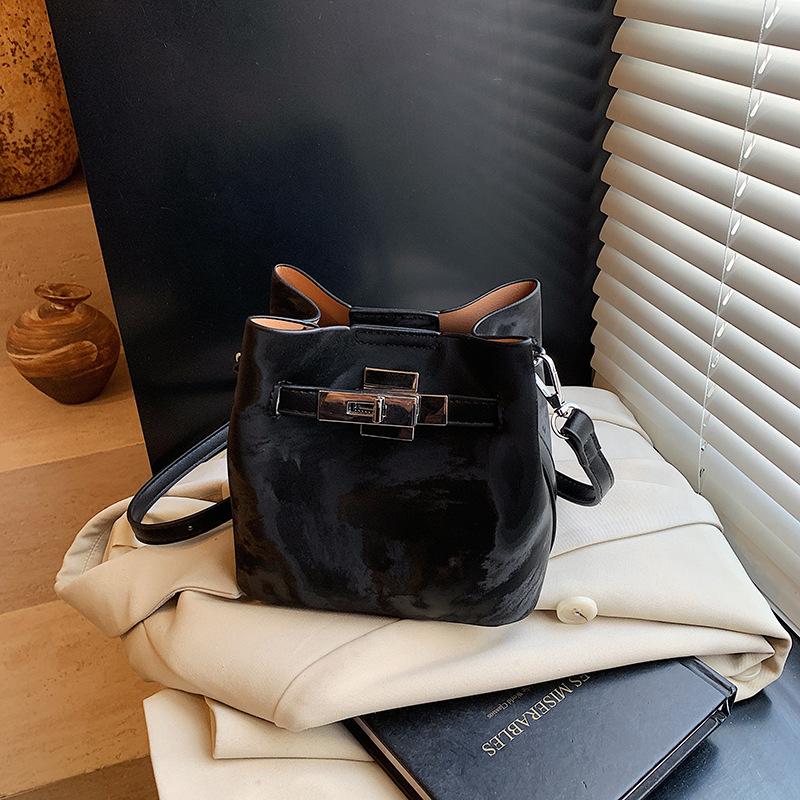 

2025 весна новая простая сумка-ведро повседневная мода подвеска-сердечко на плечо сумка-мессенджер