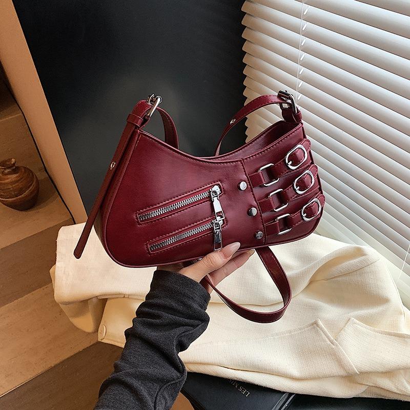 

Niche premium pleated bag women s new locomotive Spice Girl wind belt buckle shoulder bag messenger bag красный