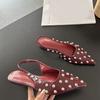 Mode Neue Mode Spitz zulaufende Damen flache Sandalen zum Hineinschlüpfen Damenschuhe für den flachen Fuß Metallniete Damensandalen Schuhe Große Größe 43