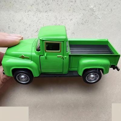 Modelo de coche clásico vintage rosa y rojo con detalles cromados: decoración de camioneta de aleación de metal retro con puertas y capó que se abren y batería.