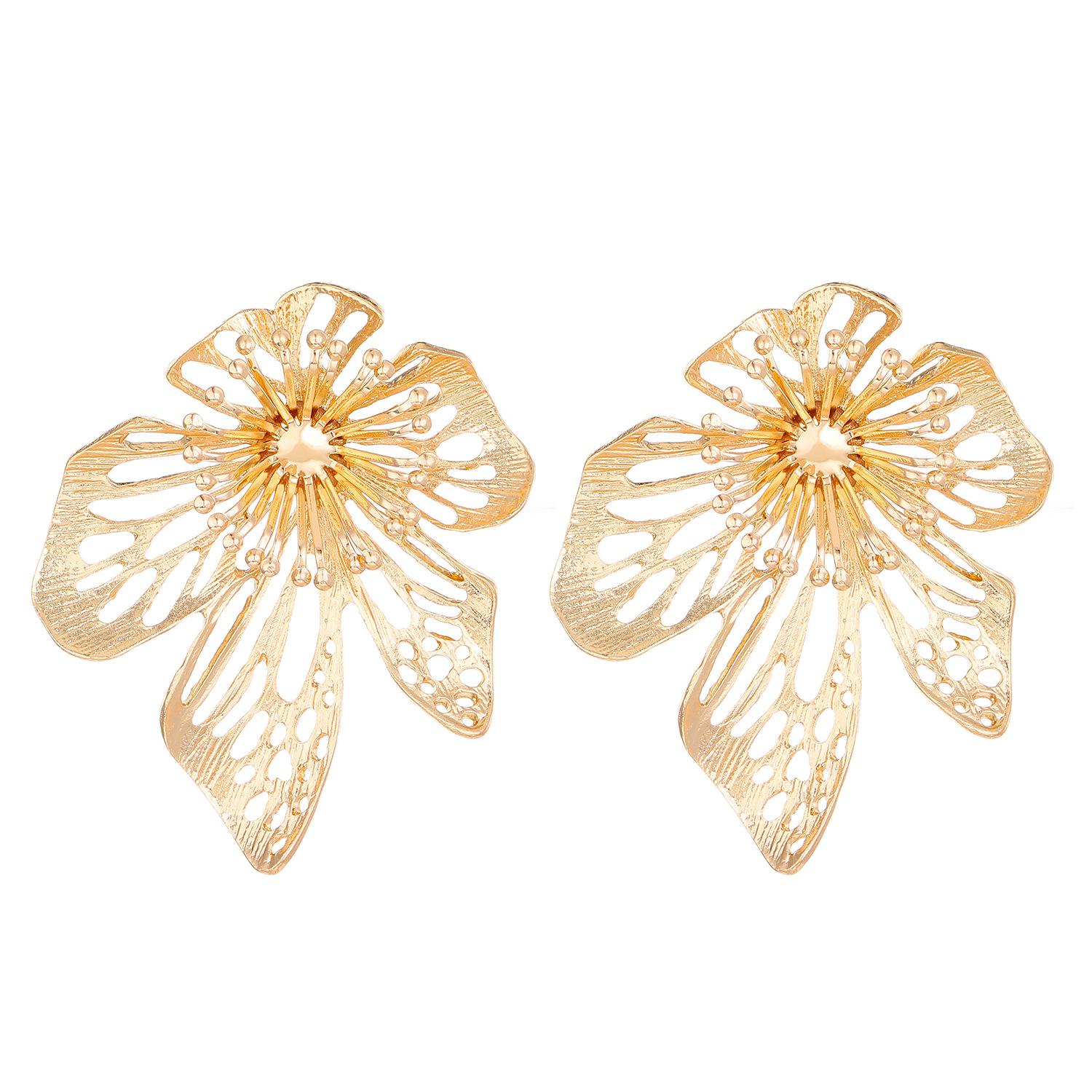 

2026 Exaggerated Flower Stud Earrings – Hollow Alloy Retro Fashion Jewelry for Women