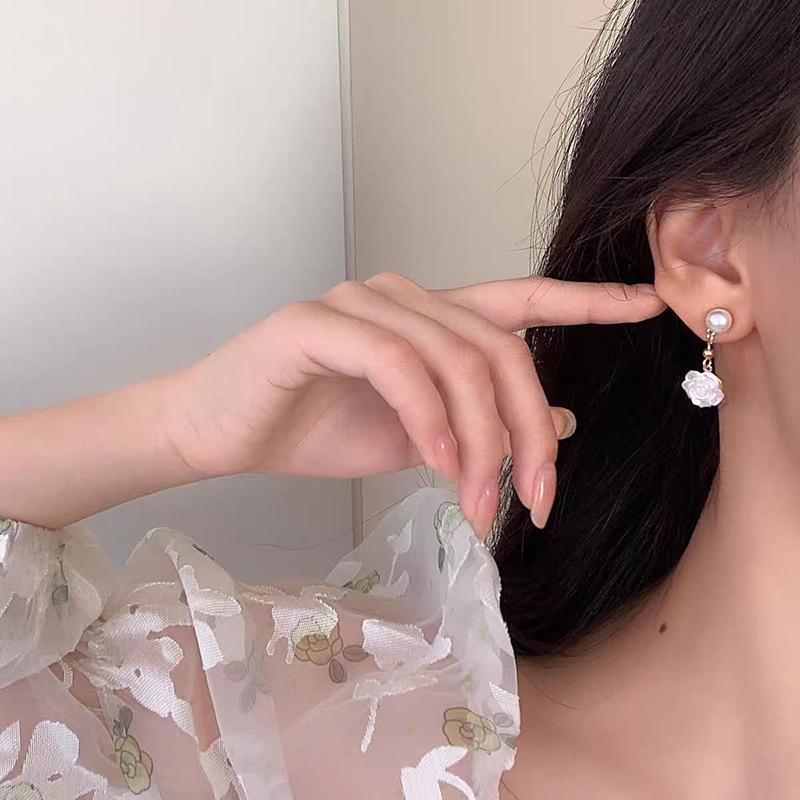 2024 Sommer Kamelie Perle Ohrstecker, Floral Metall Mode für Frauen