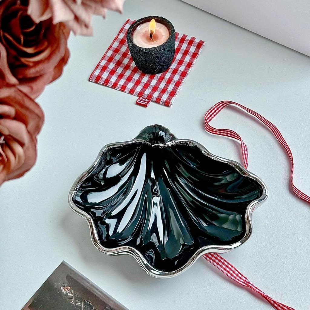 Nordic Ceramic Shell Ornament Key Holder - Desktop Decoration for Coffee Table or Entrance.