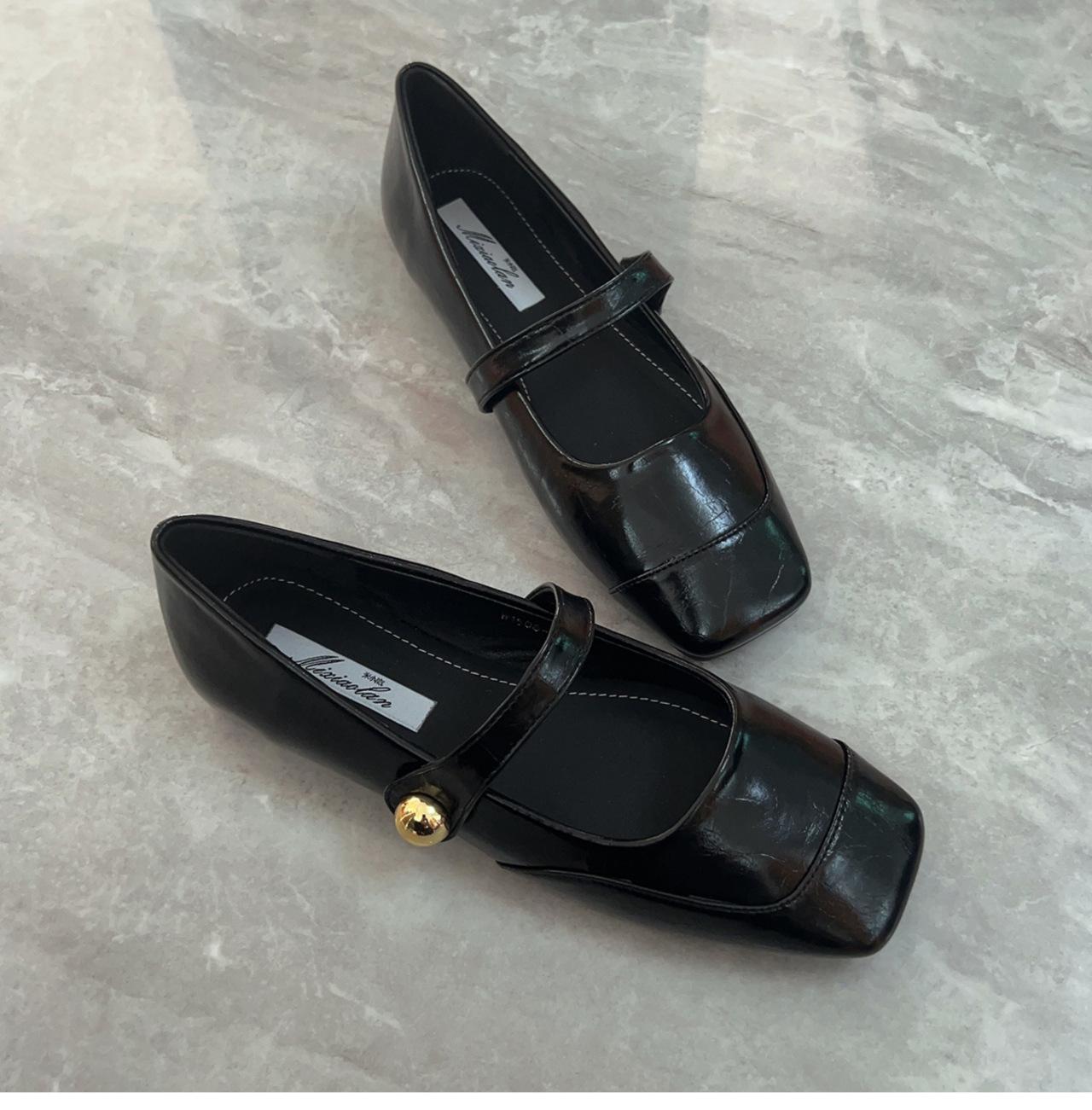 

Французские одинарные туфли женственность 2024 новые осенне-зимние коричневые туфли Мэри Джейн на плоской подошве женские туфли квадратной формы маленькие ароматные туфли феи 35 чёрный