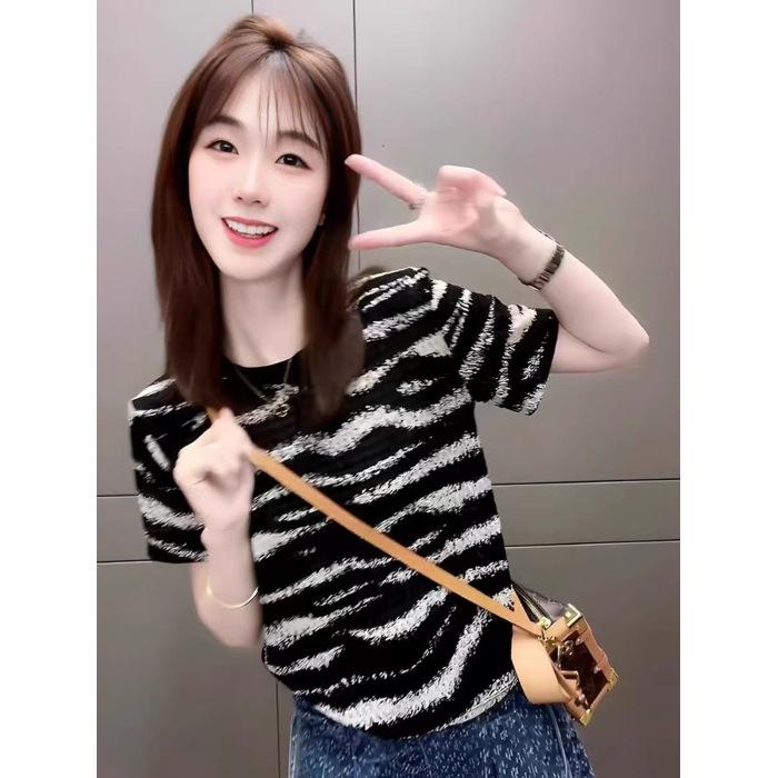 

Женская футболка с зебровым принтом, короткий рукав - Коллекция Весна/Лето 2025, Свободный, Стильный и Шикарный Топ M