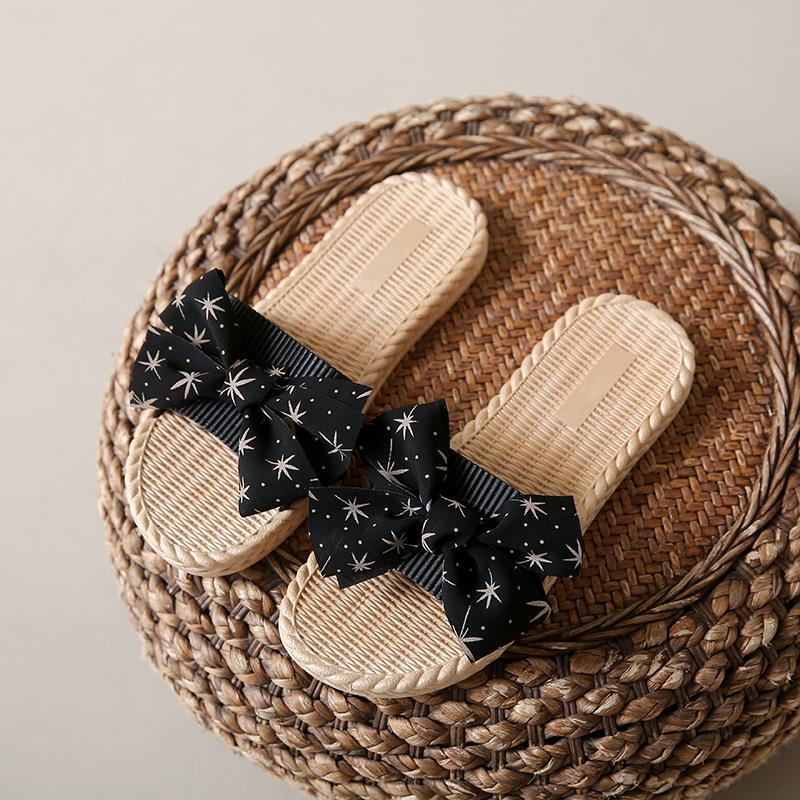 

Новый стиль обуви — это универсальные плоские и противоскользящие шлепанцы для студенток. 40/41 чёрный