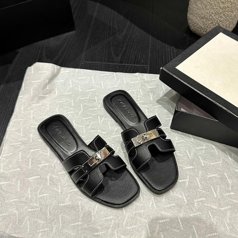 Korean high-end feeling~ slippers women's outer wear 2025 summer seaside beach shoes one-word flat-bottom lock cool slippers