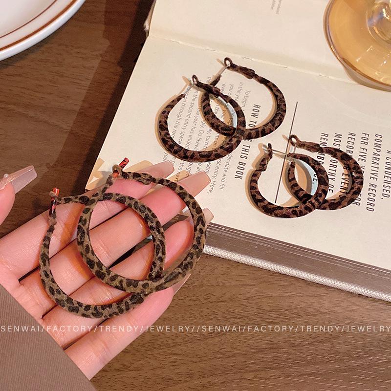 Maillard coffee leopard print loop earrings femininity stud earrings ears