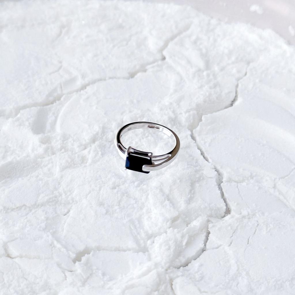 Silberring mit natürlichem Saphir 1,69 Karat, Gewicht des Schmuckstücks 2,57 g (2162759)