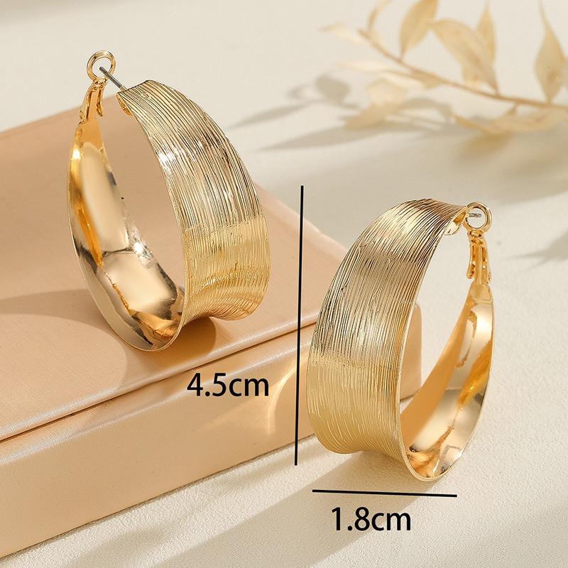 Niche exaggerated design, simple and cold wind earrings, temperament, golden high-end double-ring earrings.