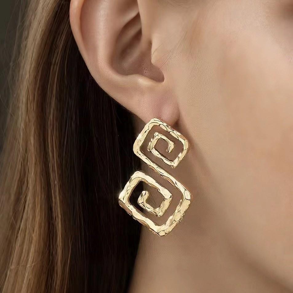 

Exaggerated Irregular Hollow Drop Earrings: Retro European & American Style for Women золотой