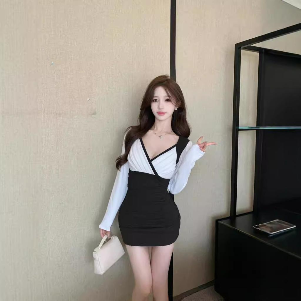 Contrasting color splicing sexy low-cut high-elastic cotton slim-fitting and thin long-sleeved pleated hip-wrapped bottoming dress women