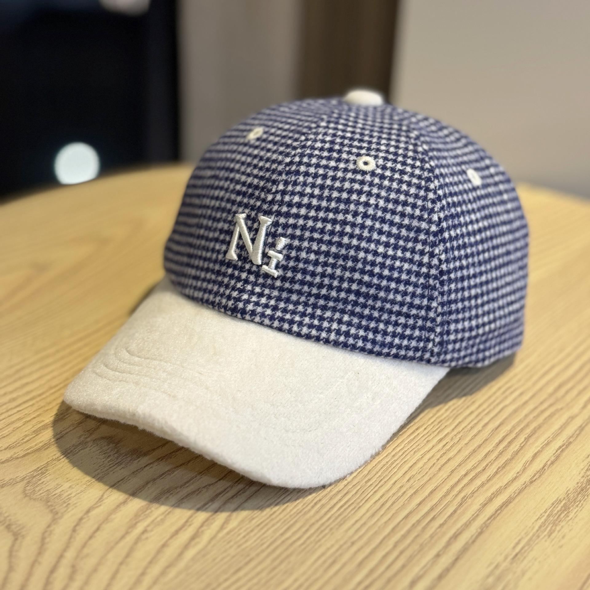 

The new women s hat features a Korean-style woolen design with a fresh and simple plaid pattern, a stylish and warm hat with a wide brim, and a Adult54-60Adjustable темно-синий