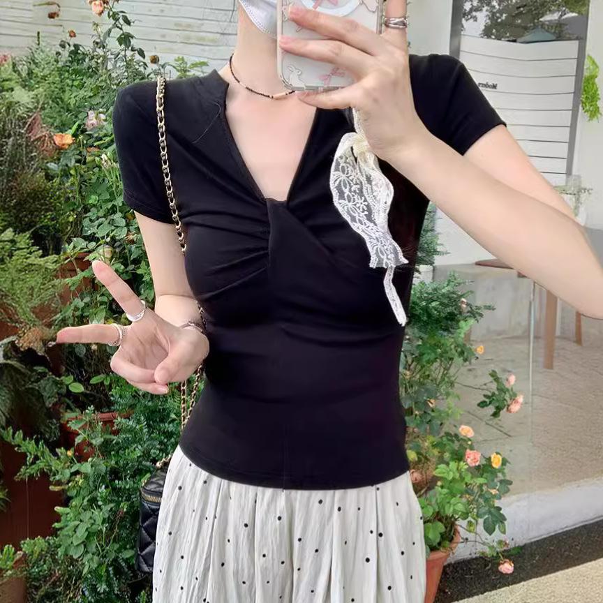 Korean version ins temperament pure desire short-sleeved T-shirt women's summer new slim-fit V-neck design pleated bottoming shirt top