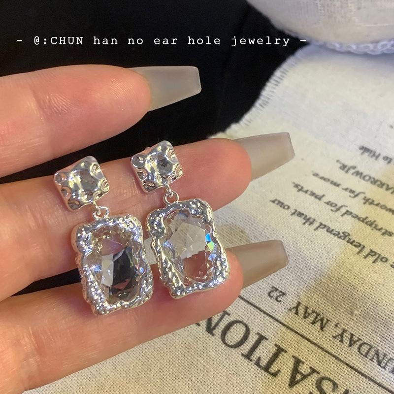 Ear clips without ear piercings~ Stylish, simple and transparent square crystal stud earrings, personalized niche design, trendy earrings