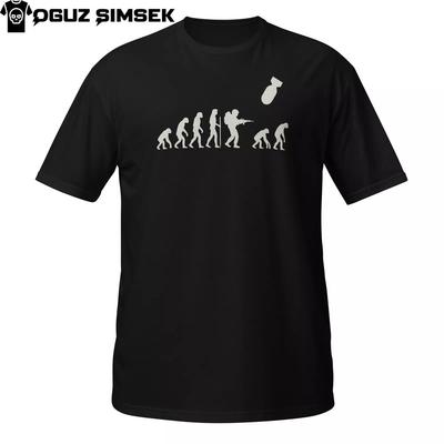 Human Evolution War T-shirt | Donker Anti-Oorlog Grafisch T-shirt voor Denkers en Rebellen