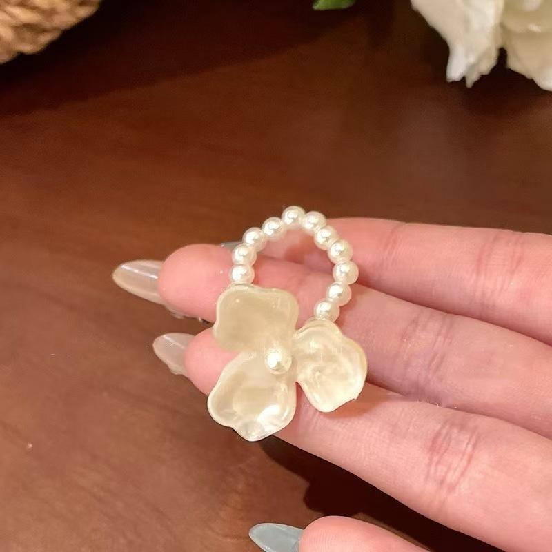 Violet Imitation Pearl Acrylic Three-Leaf Flower Rings for Women Handmade Elastic Rope Beaded Ring Personalization Charm Zircon