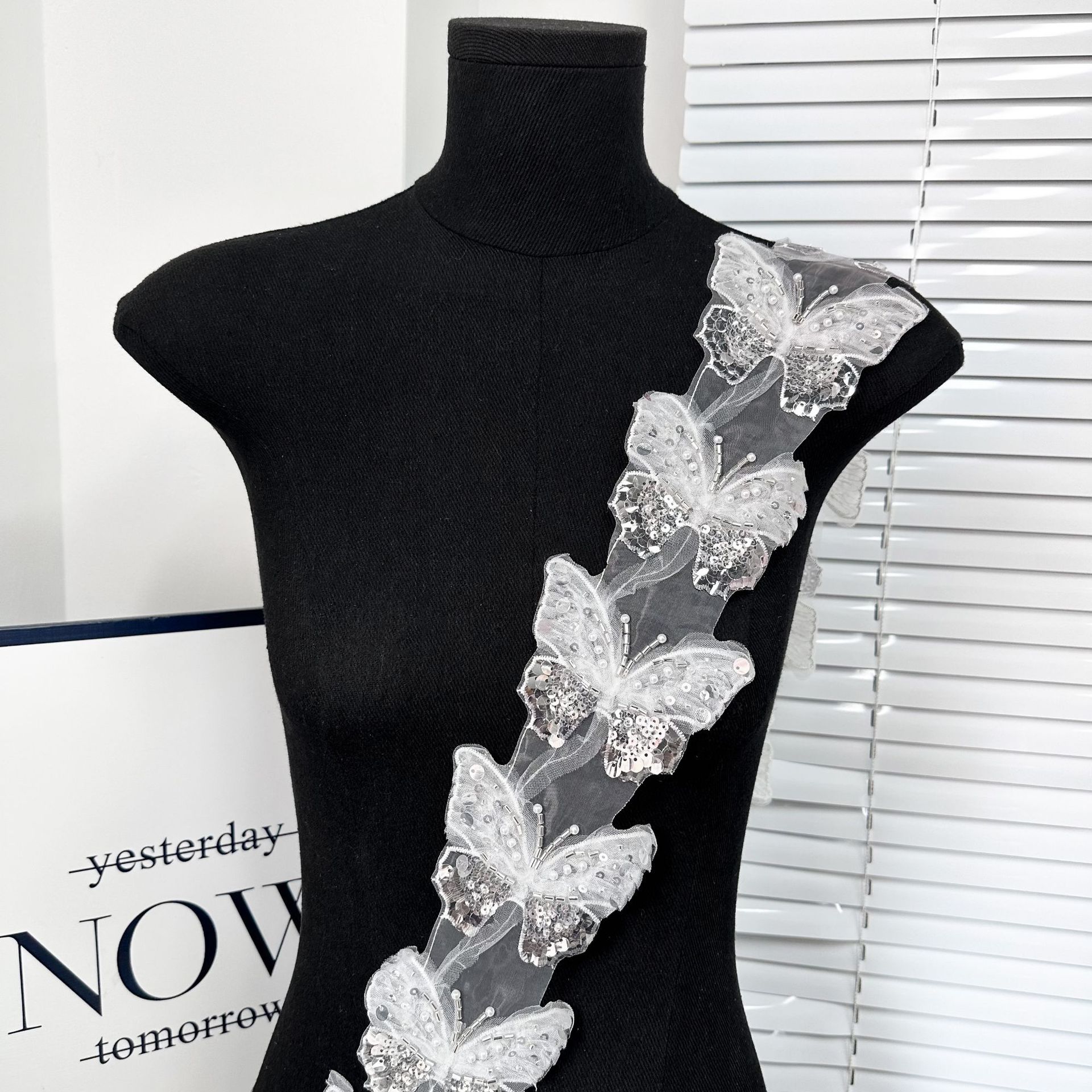 

Multi-Colored Lace Sequins Embroidered Bow Cloth Sticker Women S Clothing Window Decoration Headdress Decorative Lace Accessories T1099 white one