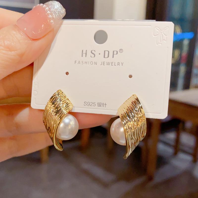 Light Luxury Fashion Personality Metal Surround Pearl Earrings Niche Temperament Simple Design Earrings for Women