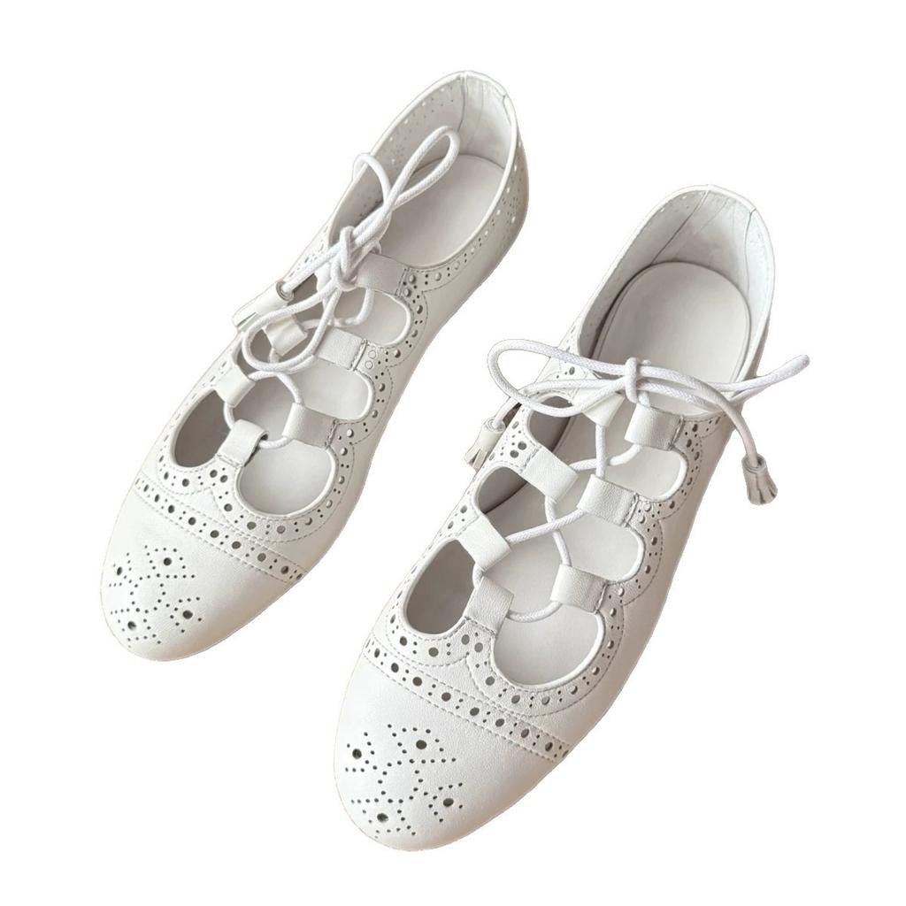 Französische hohle gravierte Ballett-Einzelschuhe Damen Brock flache lässige kleine Lederschuhe weiße Riemen Mary Jane Schuhe