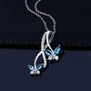 Elegante Colar Borboleta de Dupla Asa de Cao Shi com Pingente Curvo Torcido Micro-Incrustado