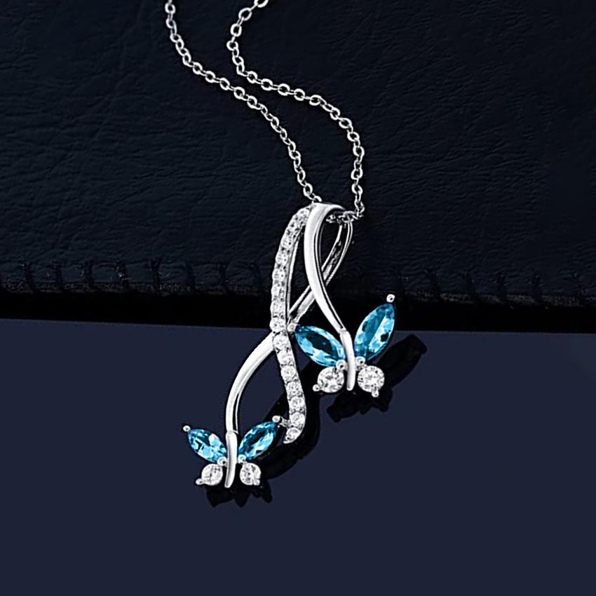 Elegante Colar Borboleta de Dupla Asa de Cao Shi com Pingente Curvo Torcido Micro-Incrustado
