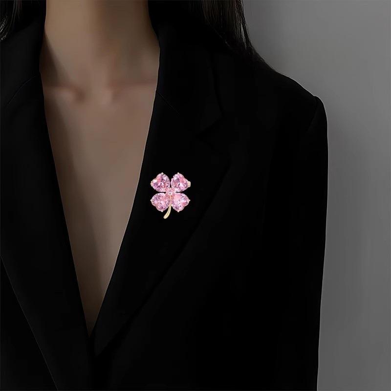 Four-leaf Clover Brooch with A Light Luxury Design, Crystal Corsage, and Elegant Anti-glare Brooch