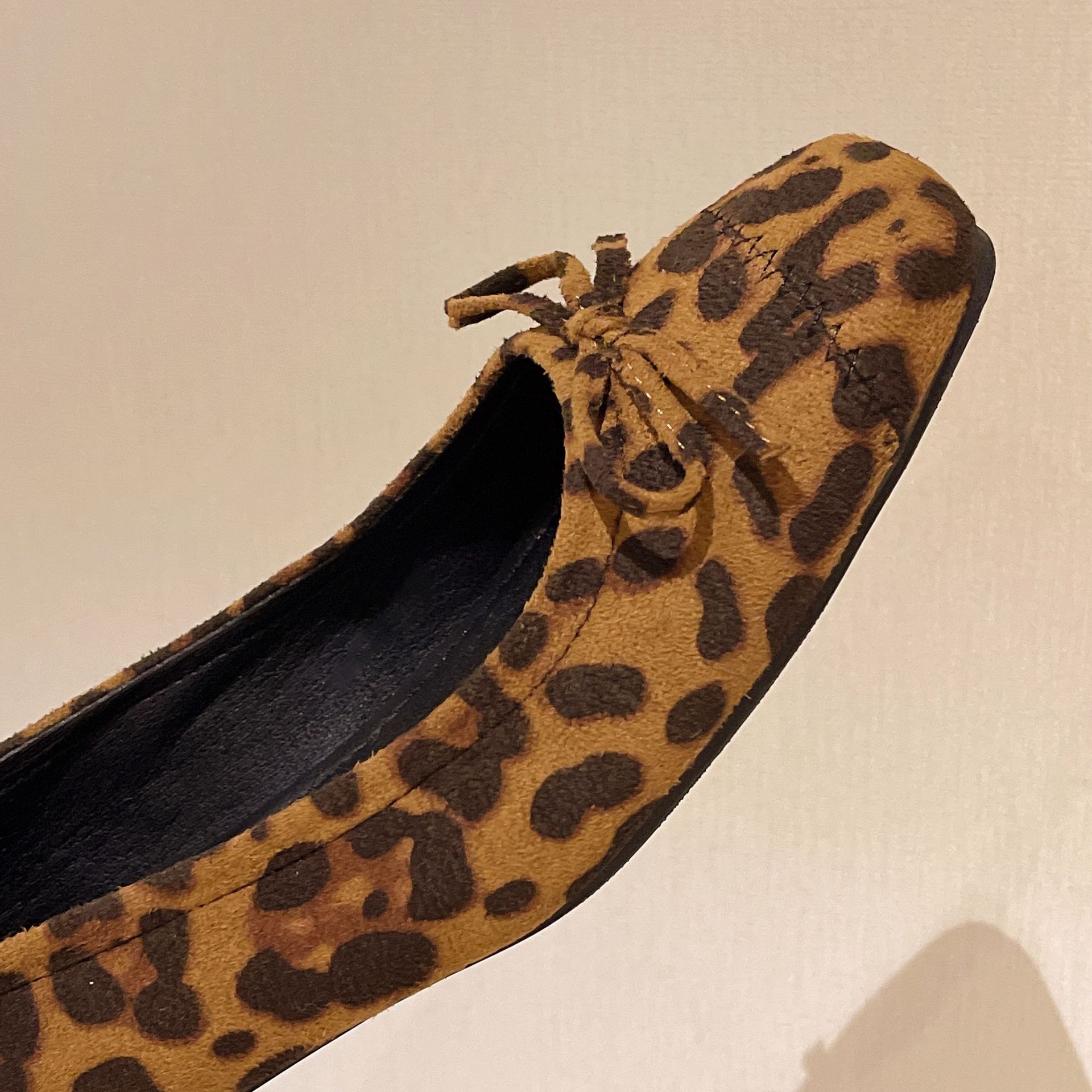 

Square head low heel bow light mouth single shoes women s 2025 autumn new Maillard retro suede Mary Jane grandma shoes 40