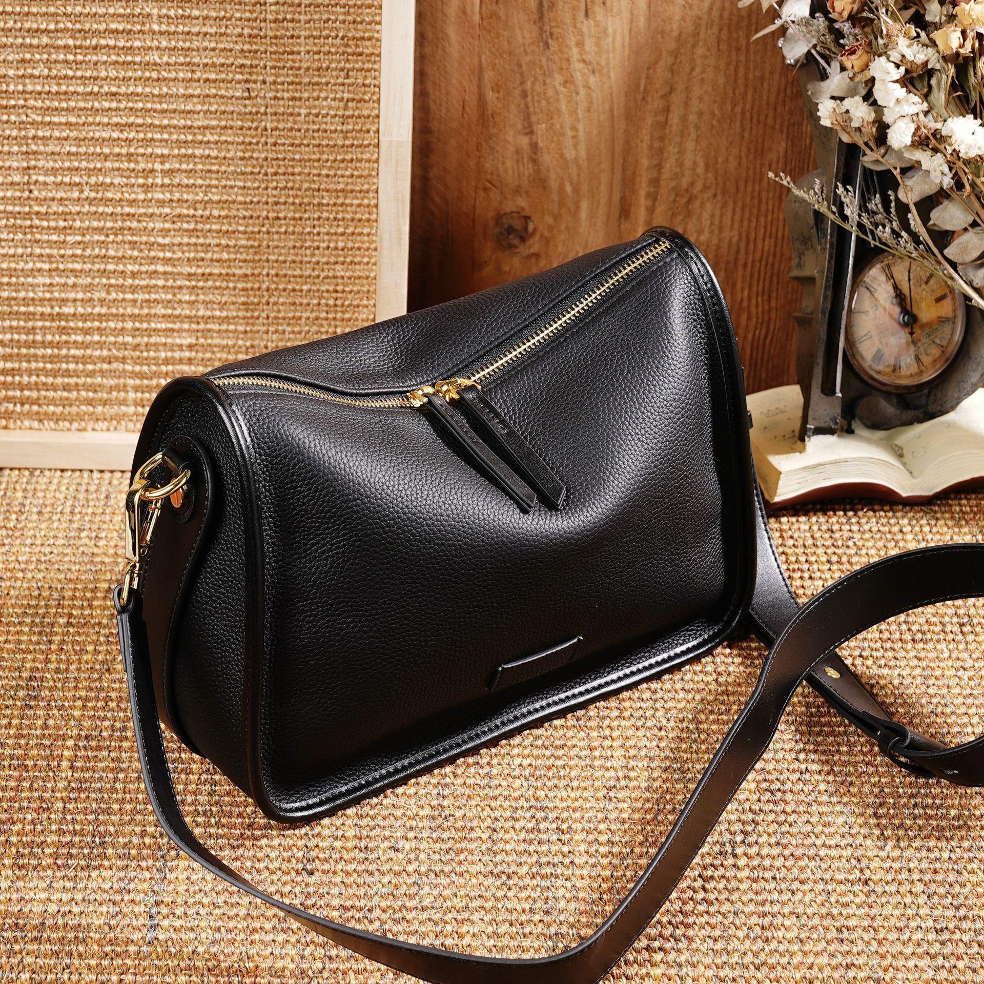 

The first layer of cowhide commuting large-capacity leather women s bag 2025 new retro simple texture shoulder underarm messenger bag 27.5*11*20cm