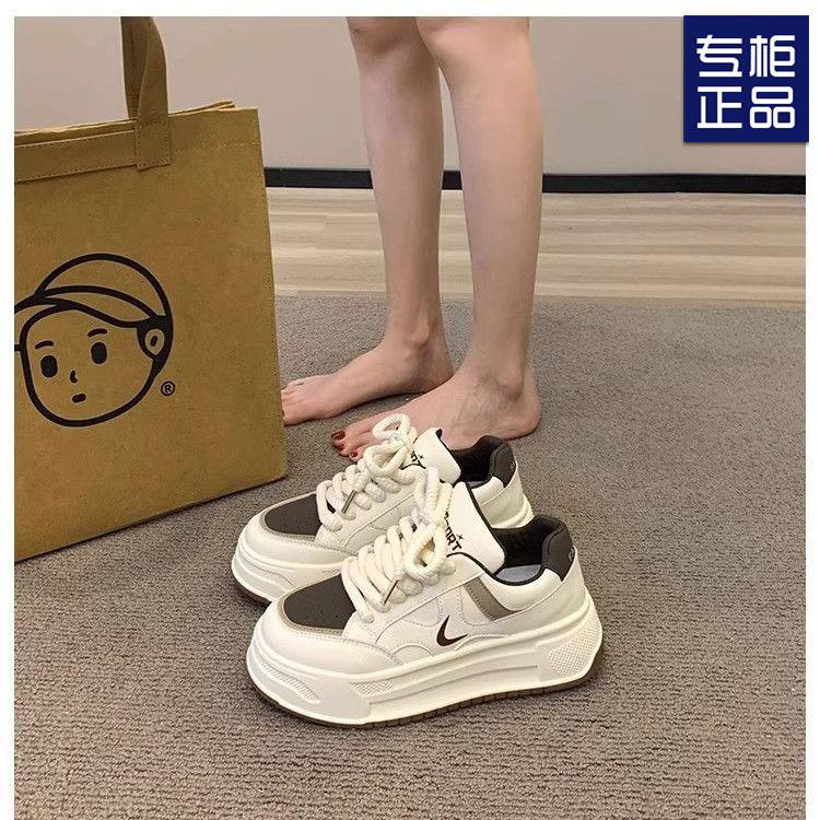 Muffin thick-soled velvet little white shoes women's 2025 winter new versatile niche board shoes casual women's shoes ins tide