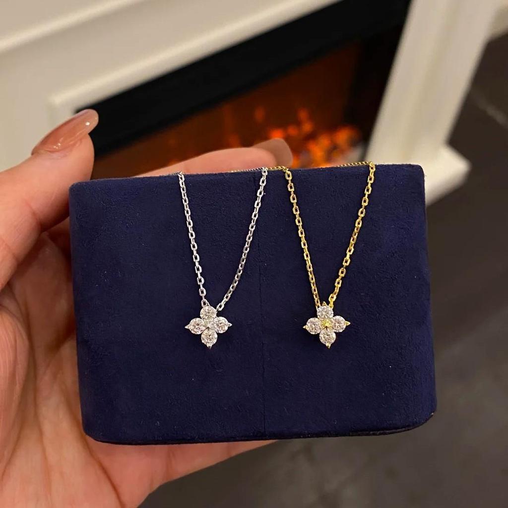 Shining Star Four-Leaf Clover Diamond-Inlaid Necklace - Elegant Light Luxury Clavicle Chain for Women