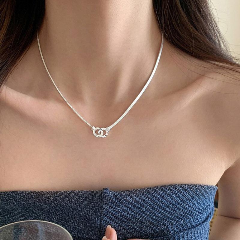 Elegant Interlocking Clavicle Necklace for Women – Trendy, Versatile, and Stylish