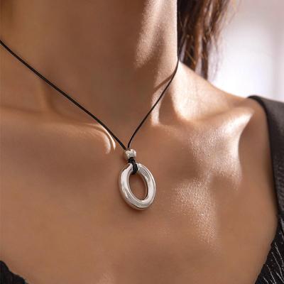 Colar Pingente Anel Geométrico Simples e Fashion, Joia Feminina, Colar Personalizado e Versátil