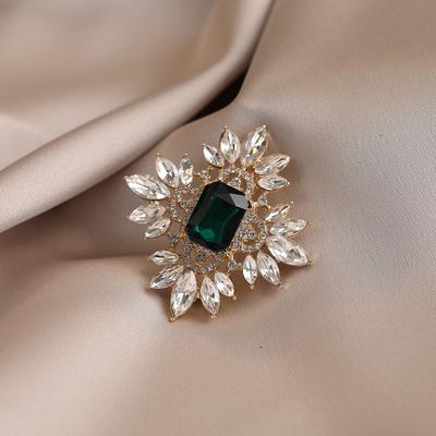 La Spilla in Stile di Corte Emana un Senso di Sofisticatezza di Alta Gamma ed È un Accessorio Raffinato La Spilla È Versatile Elegante e Grandiosa