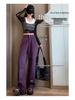 Damen Jeans mit weitem Bein in Traubenlila mit Lederpatch - Trend Frühherbst 2025.