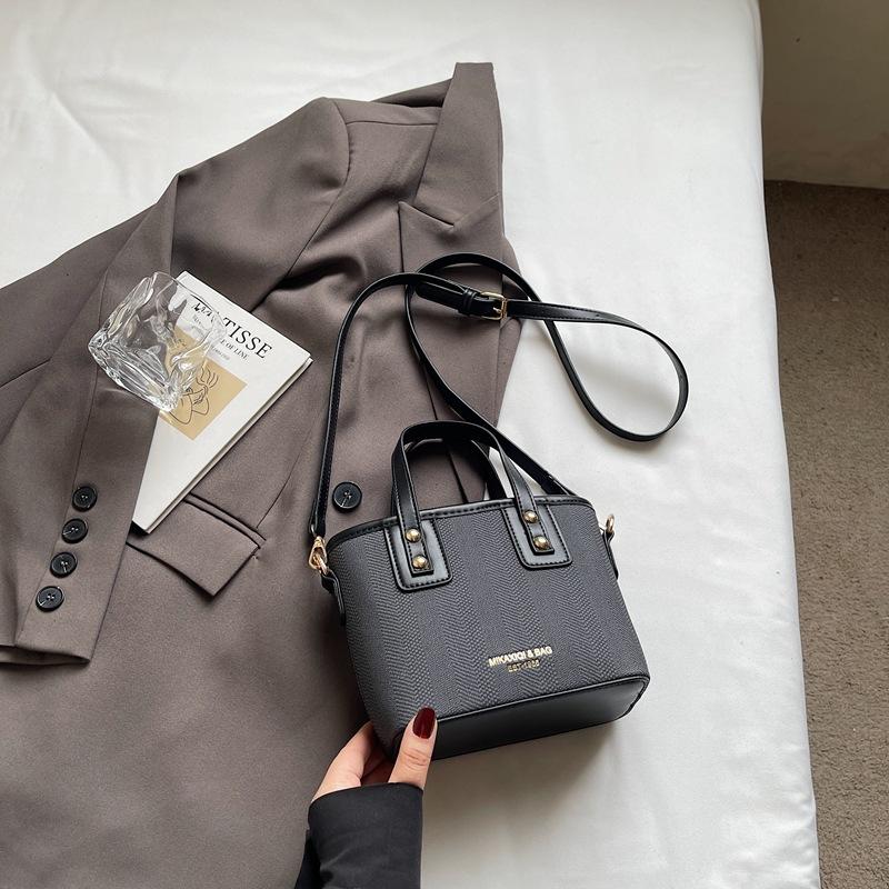 

Popular small bag women s summer new versatile messenger bag portable bucket bag