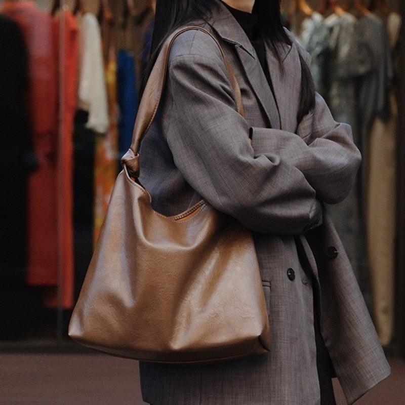 Large-capacity bag women's autumn and winter simple and versatile new fashion shoulder bag texture popular women's backpack