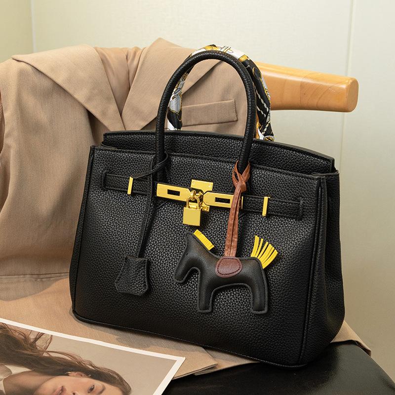 

Сумка Cross Border для женщин, новая сумка из натуральной кожи Platinum, высококачественная текстура, большая вместимость, женская сумка через плечо 30x16.5x23cm чёрный