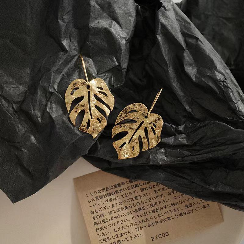 Elegant Retro Leaf Dangle Earrings: Trendy Personalized Accessories for Women