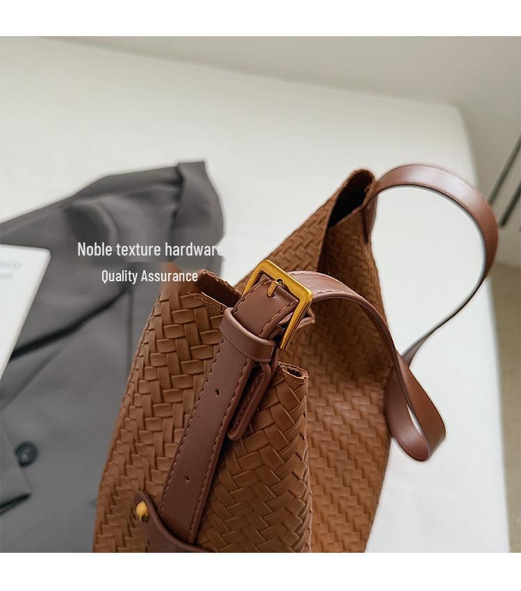2025 Autumn/Winter Retro Woven Texture Large Capacity Tote: Versatile Casual Shoulder Bucket Bag