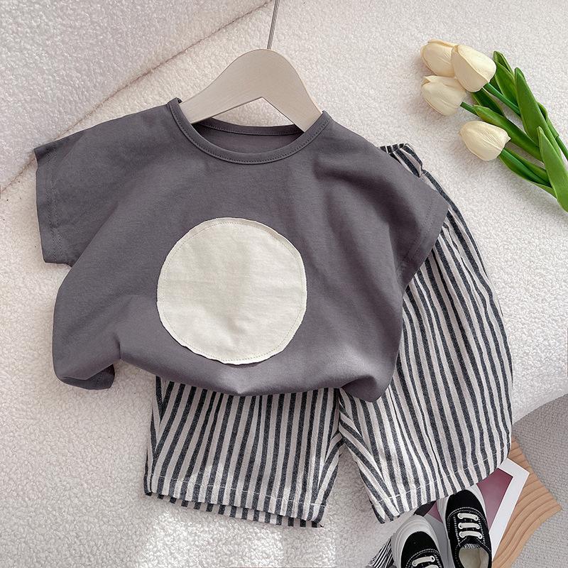 

Летний комплект для мальчиков Свободная футболка с коротким рукавом Детские укороченные брюки с широкими штанинами Летний комплект из двух предметов для мальчиков 120