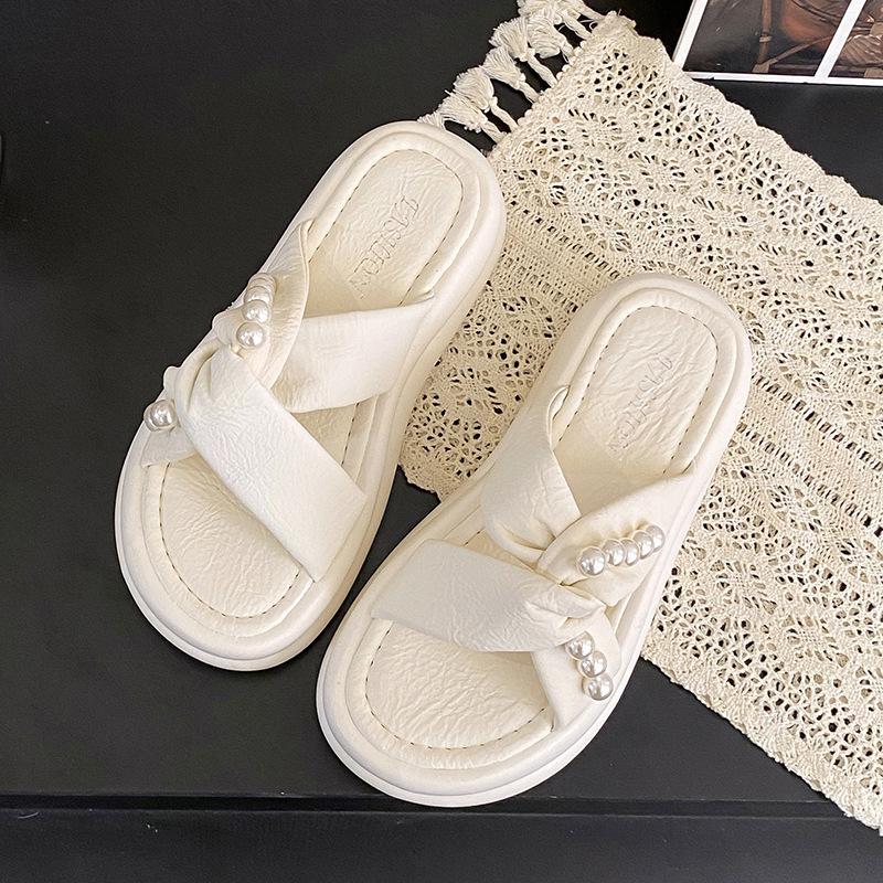 New Chinese style slippers women's summer outer wear pearl niche design sense 2025 new thick-bottomed French explosive sandals