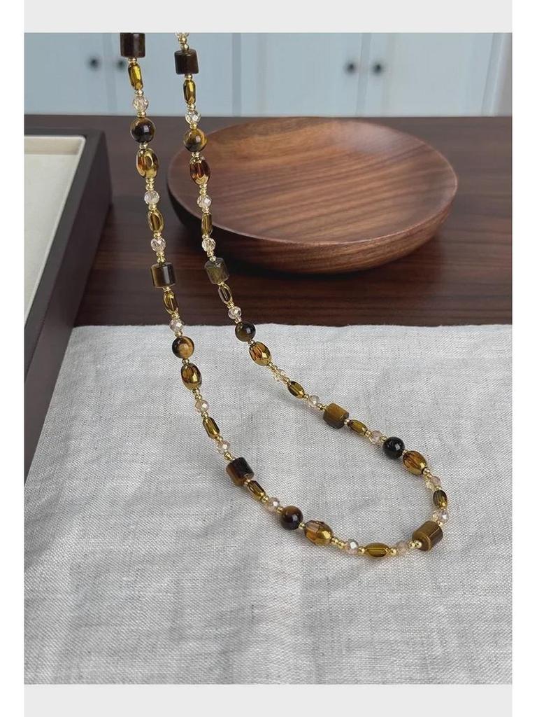 Korálkový náhrdelník Maillard s tygřím okem - kávová barva, podzimní/zimní móda pro ženy