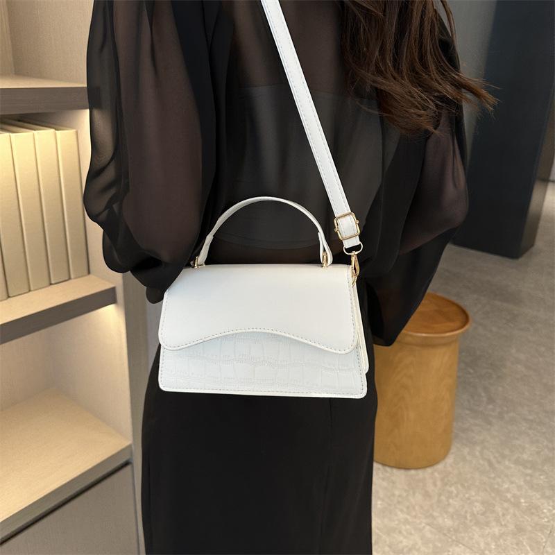 Retro foreign shoulder bag 2025 new trendy handbag Korean version autumn fashion simple messenger small square bag women's bag