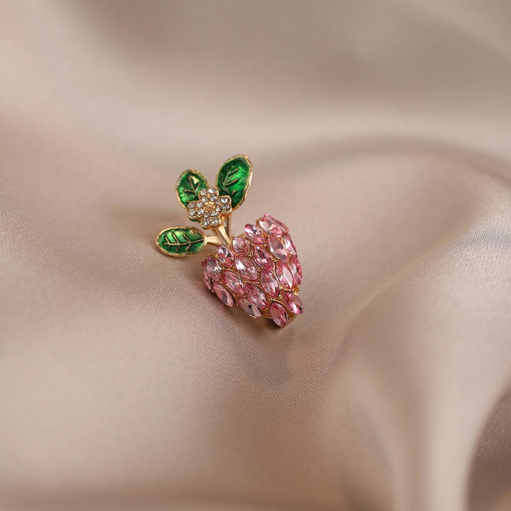 Cute Pink Carrot Anti-light Brooch, High-end Female Personality, Suit Accessories Pin