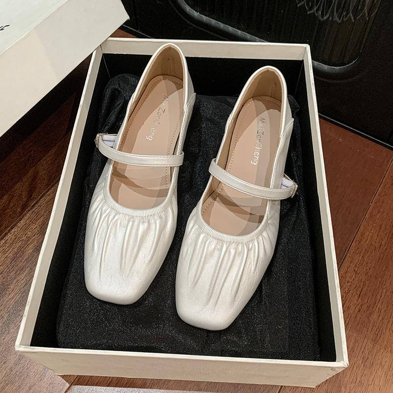 

Simple square head shallow mouth single shoes women s spring 2025 new temperament buckle soft sole small leather shoes comfortable versatile grandm 40