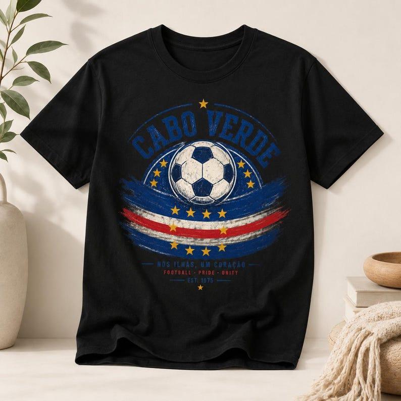 2026 Vozinha Ritratto Bianco e Nero Collage Riempire Lettera Vintage Cotone Lavato Vintage T-shirt Vozinha Capo Verde Cerchio Stella Bandiera Striscione Calcio T-shirt