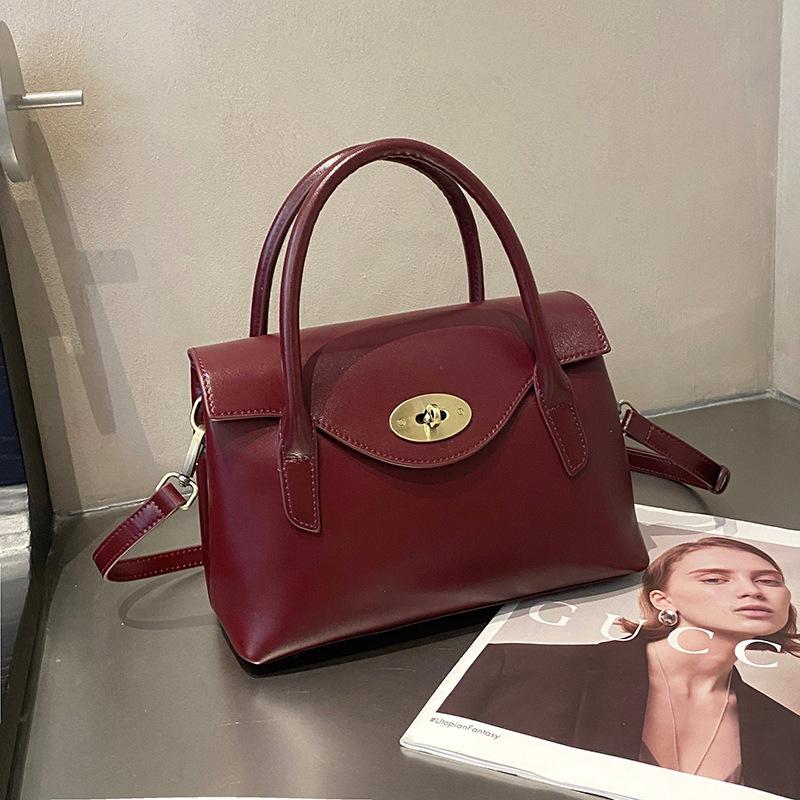 

Leather casual messenger bag autumn and winter new fashion shoulder bag niche versatile underarm bag commuter women s bag 26*11*20