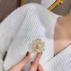 Broches de Flores de Strass de Luxo com Pérolas Artificiais para Mulheres Broche Brilhante de Zircônia com Laço Pin Acessórios para Lenço Casaco Terno Joias