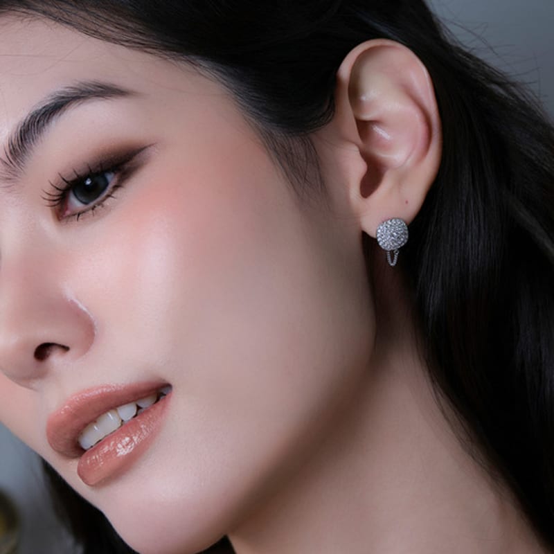 

reve pave Q chain earrings 3. Silver (pendant) + Gold (chain)